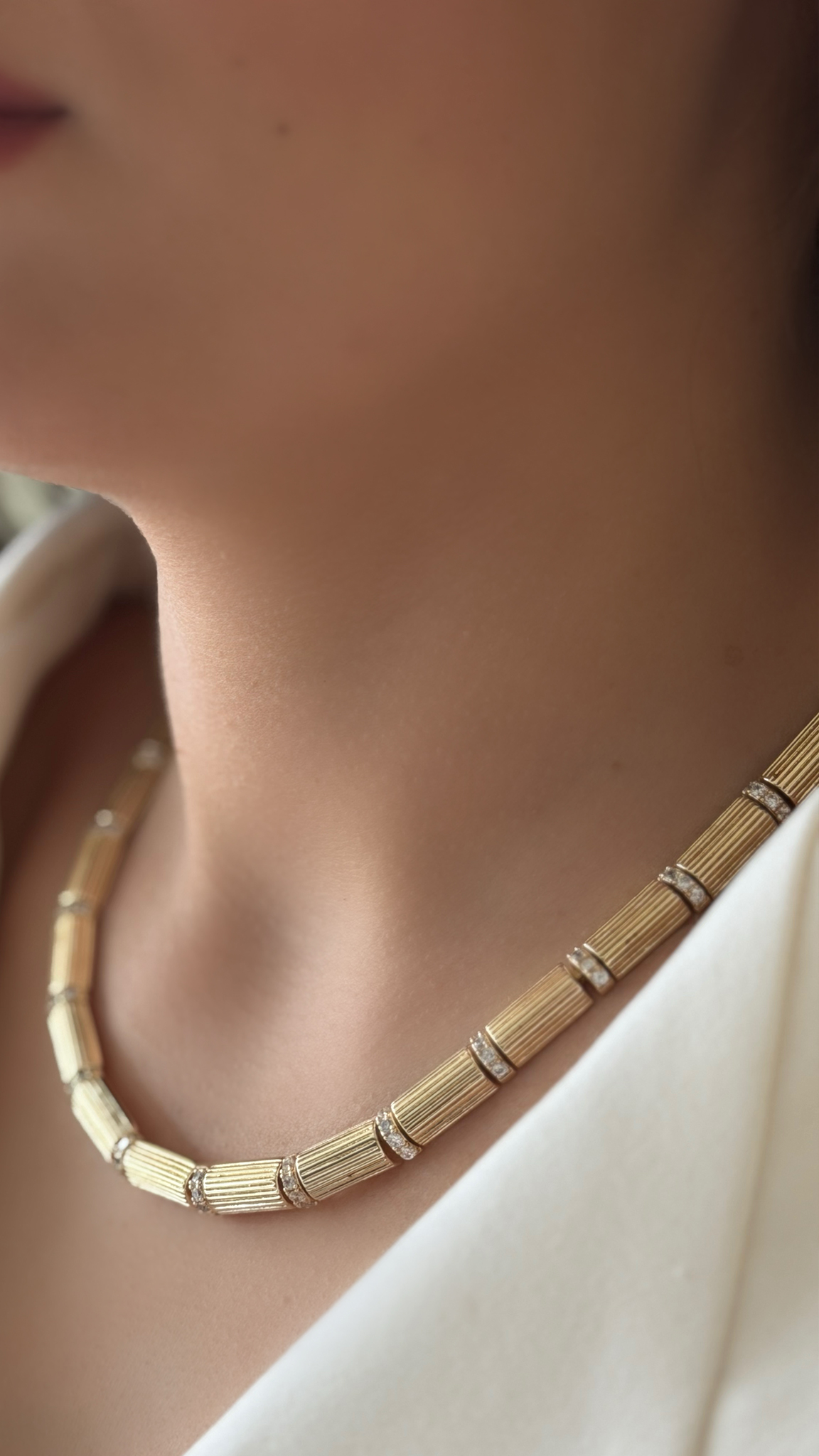 Çizgi Detaylı Taşlı Gold Kolye