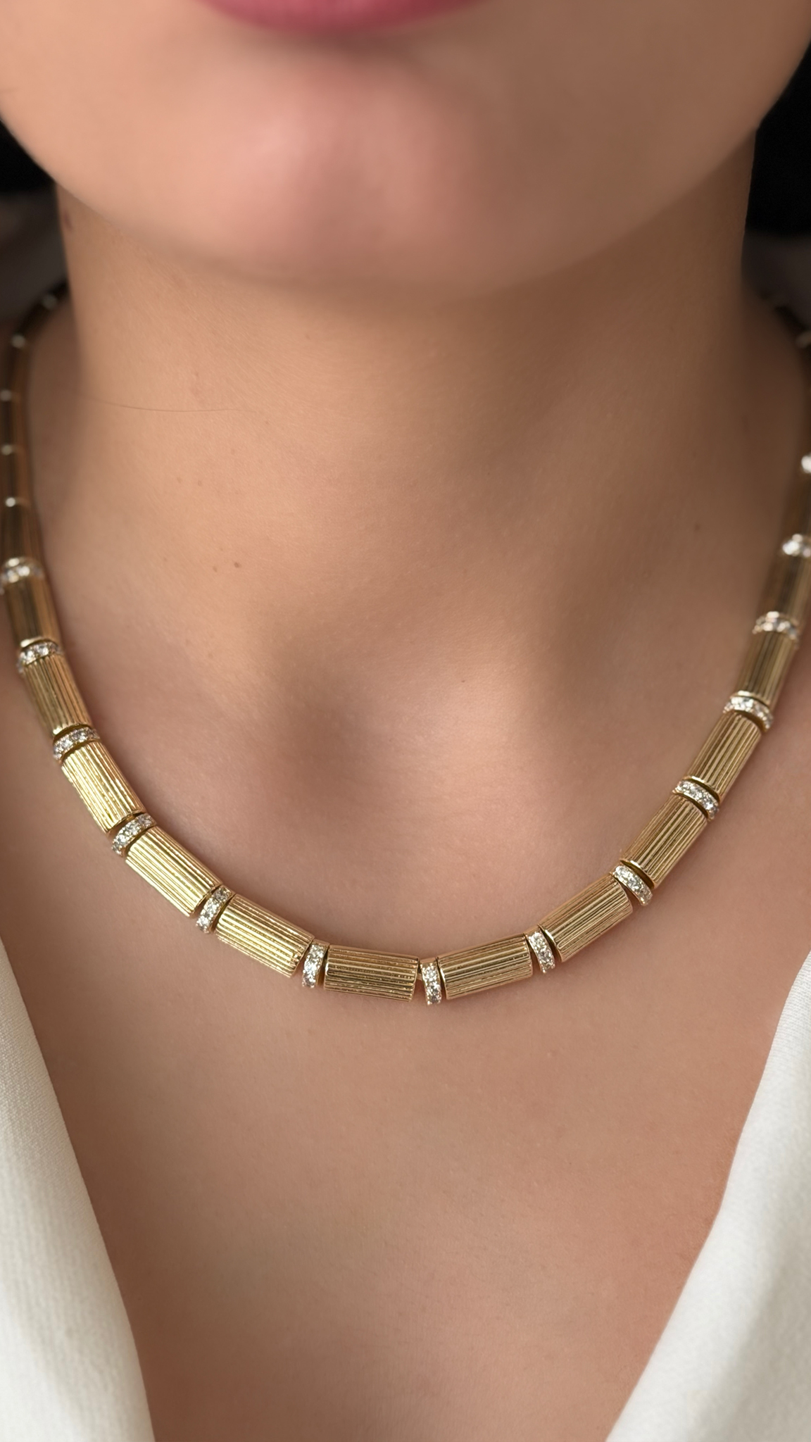 Çizgi Detaylı Taşlı Gold Kolye