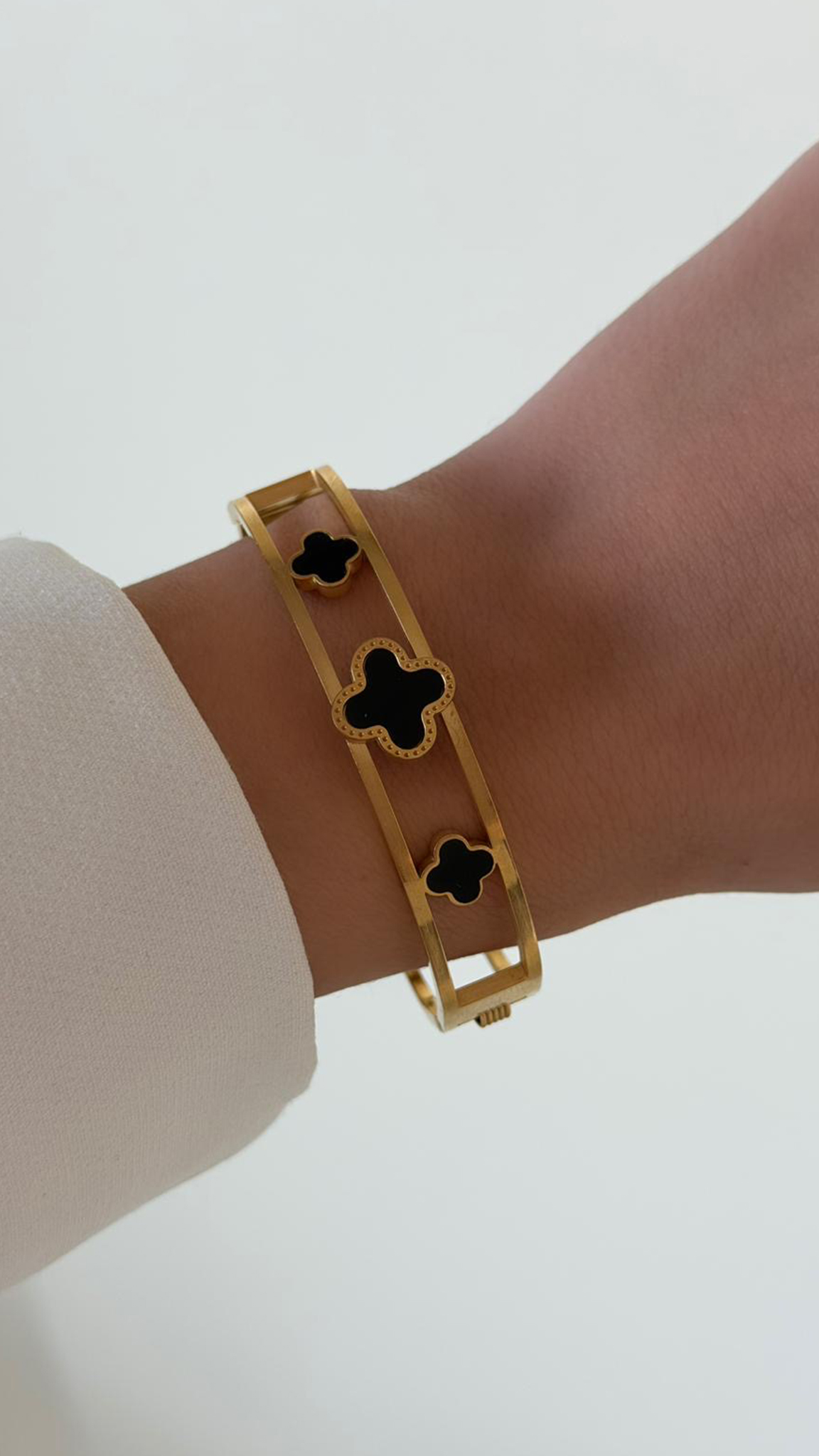 Siyah Yonca Detaylı Gold Altın Kaplamalı Bileklik