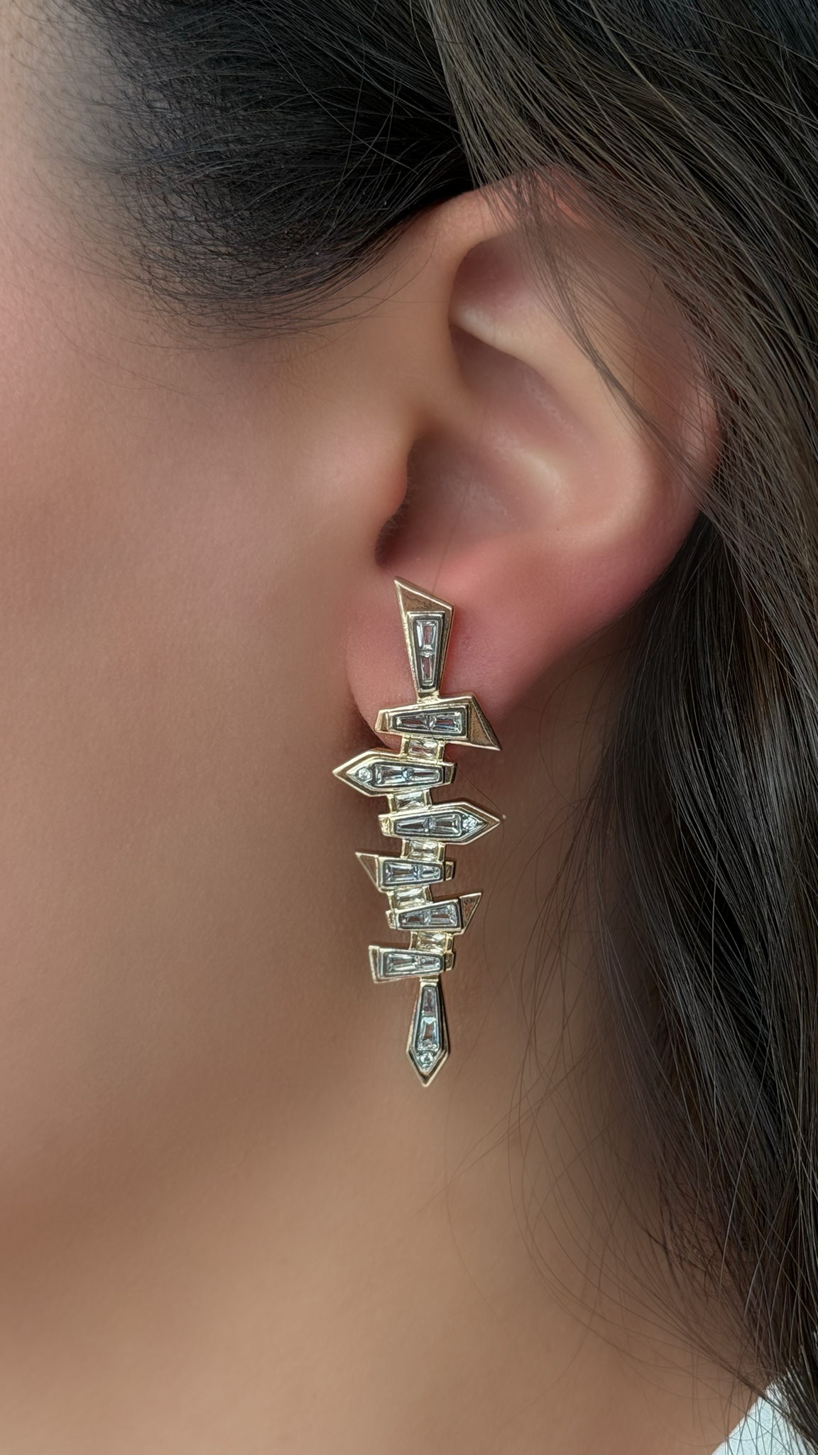 Sarkıt Zikzak Formlu Taşlı Gold Küpe