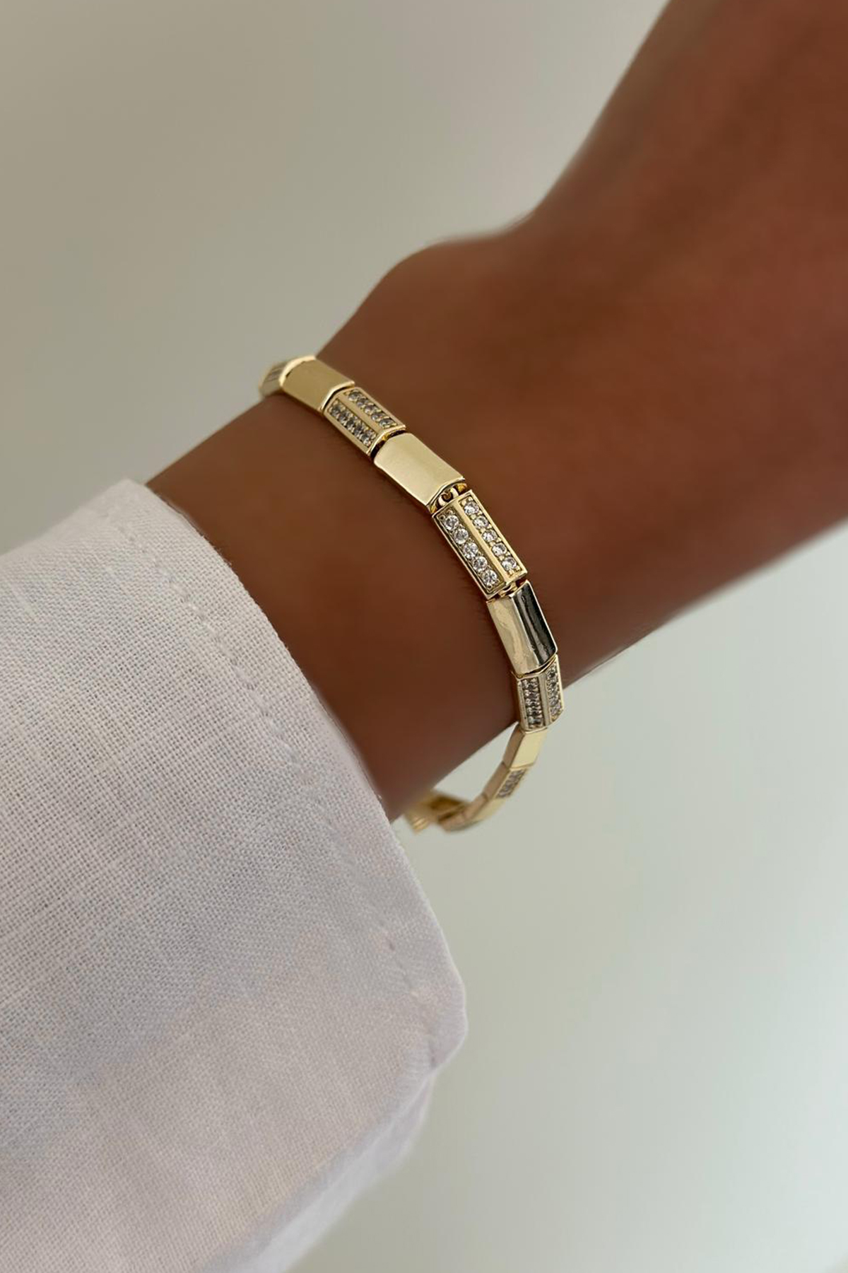 Perla Işıltı Kesik Detaylı Gold Bileklik