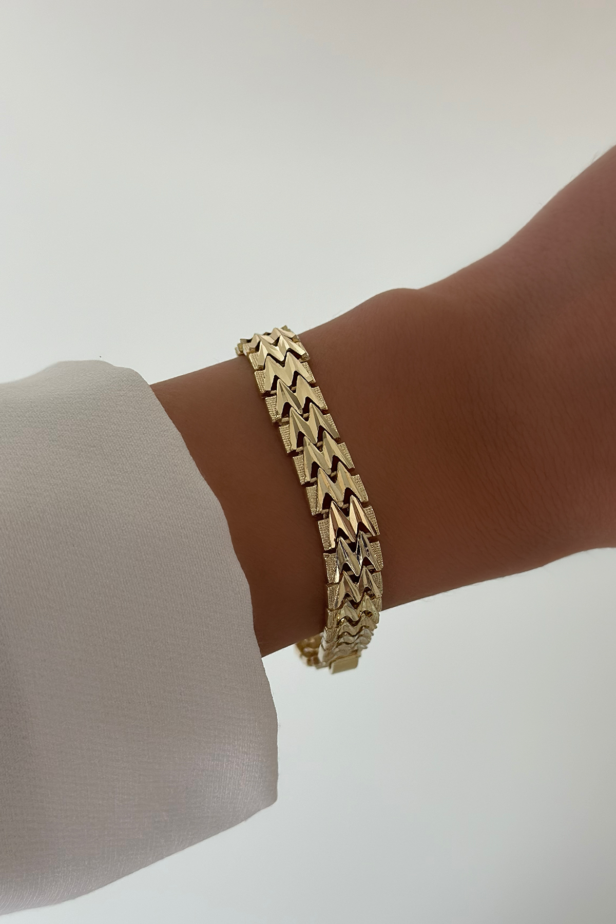 Zikzak Geçişli Gold Bileklik