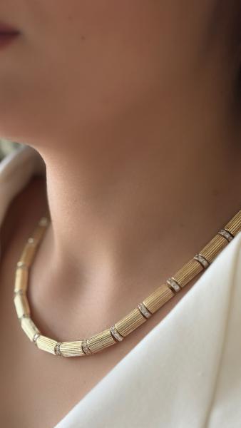 Çizgi Detaylı Taşlı Gold Kolye